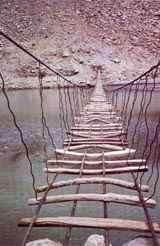 Brücke in N. A. Pakistan (c) Elizabeth Neuenschwander