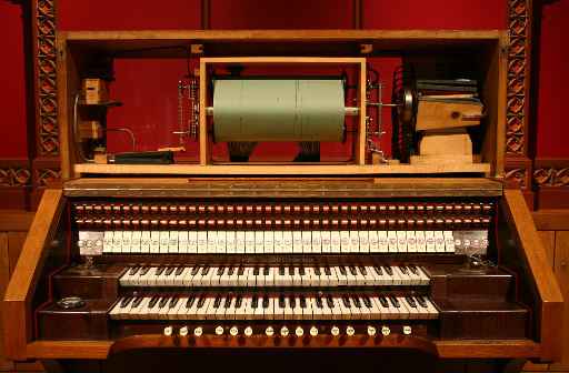Der Spieltisch der Britannic-Orgel mit eingelegter Musikrolle