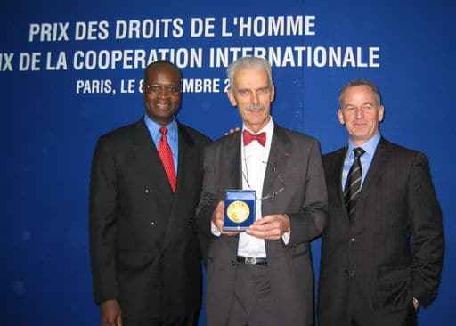 Verleihung des Menschenrechtspreises durch Dr. iur. Marco Mona in seiner Funktion als Präsident von APT