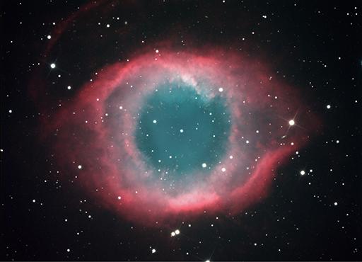 NGC 7293: grösster planetarischer Nebel am Himmel, Sternbild Wassermann, Helixnebel genannt, Überrest einer Sternexplosion (Supernova) am Ende des Sternenlebens; aufgenommen 2014 in Namibia mit 40cm Spiegelteleskop mit 2.4m Brennweite, RGB ca. 4h Gesamtbelichtungszeit. Entfernung «nur» ca. 700 Lichtjahre  (Foto: Marcel Süssli).